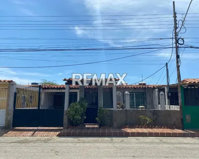 ¡TU PRÓXIMO HOGAR EN NUEVA SEGOVIA! EN VENTA AMPLIA CASA CON DISEÑO FUNCIONAL, URB. CON SEGURIDAD Y EXCELENTE UBICACIÓN. IDEAL PARA VIVIR CON COMODIDAD Y DISTINCIÓN. ¡CONTÁCTAME YA!
