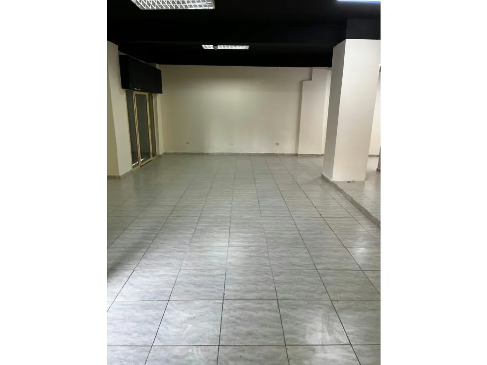 Local Comercial a Pie de Calle Alquiler Av. Victoria, Caracas - 2
