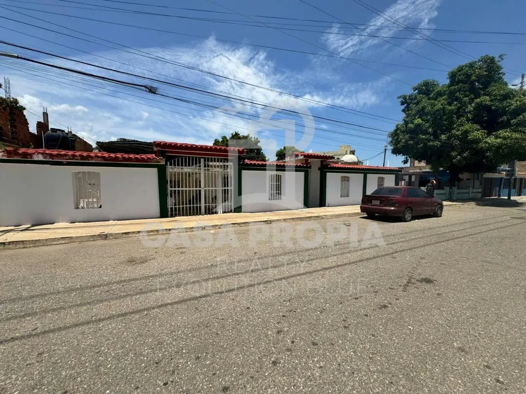 Casa con potencial Comercial con Galpón Techado.