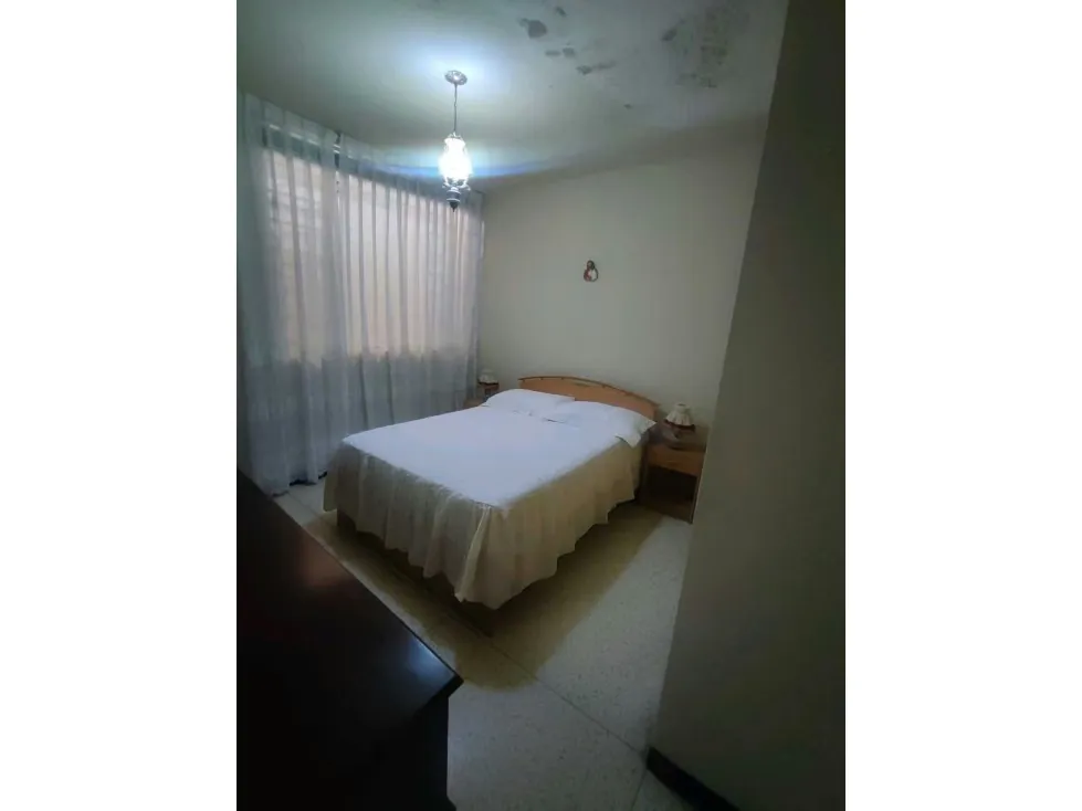 Se vende casa en calle cerrada 320m2 El Marqués 1089 - 28