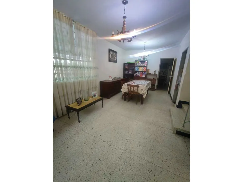 Se vende casa en calle cerrada 320m2 El Marqués 1089 - 33