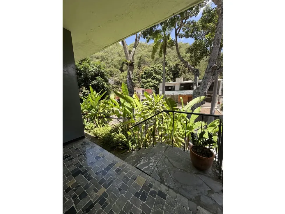 AMPLIA CASA EN VENTA URB. COLINAS DE BELLO MONTE - 10