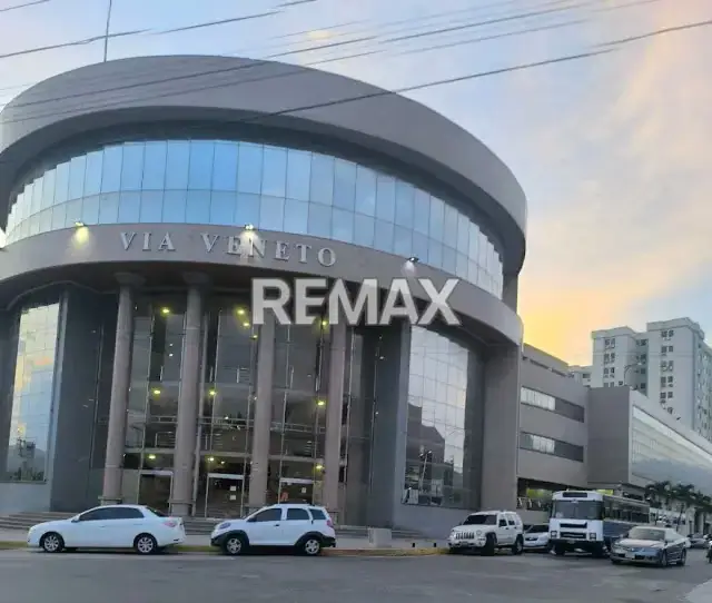 Se ALQUILA LOCAL COMERCIAL C.C. VÍA VENETO URB MAÑONGO