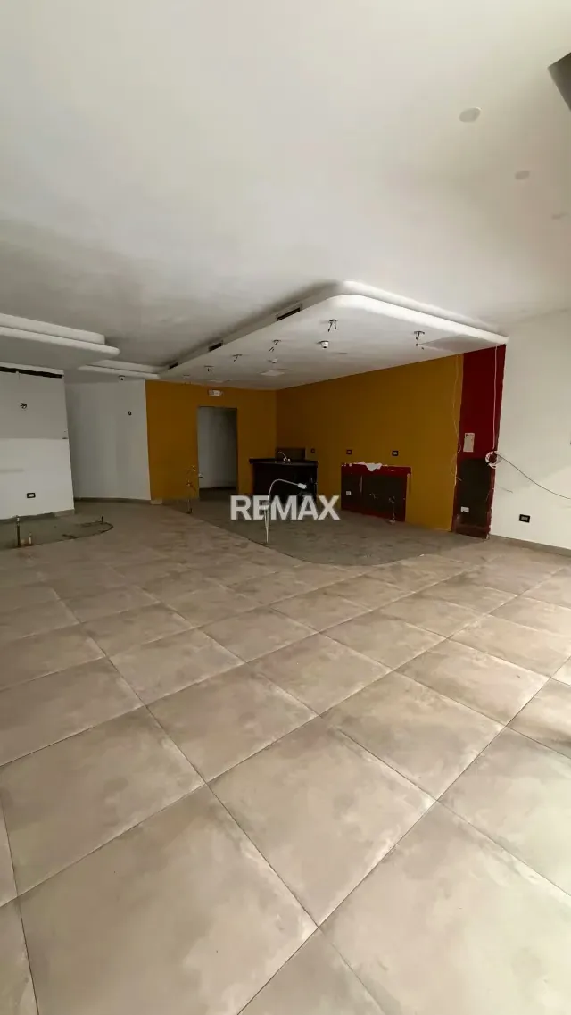 Se ALQUILA LOCAL COMERCIAL C.C. VÍA VENETO URB MAÑONGO - 13