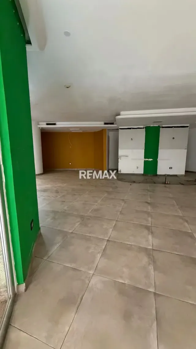 Se ALQUILA LOCAL COMERCIAL C.C. VÍA VENETO URB MAÑONGO - 14