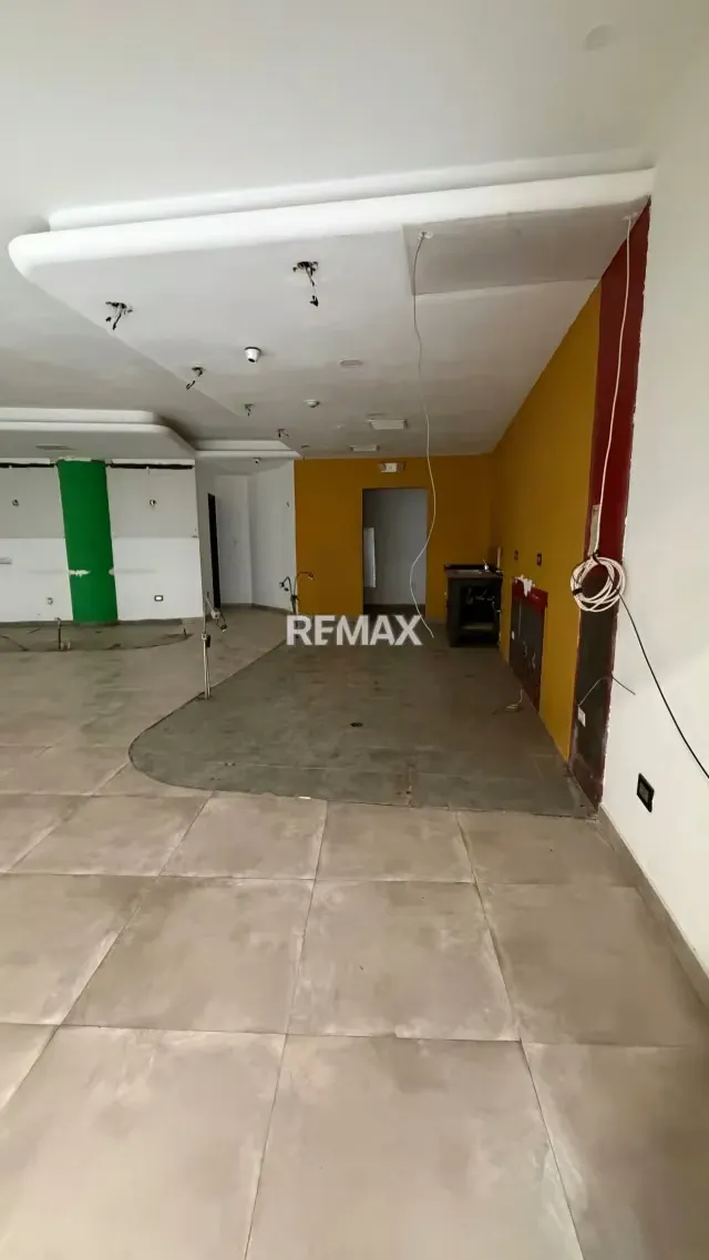 Se ALQUILA LOCAL COMERCIAL C.C. VÍA VENETO URB MAÑONGO - 16