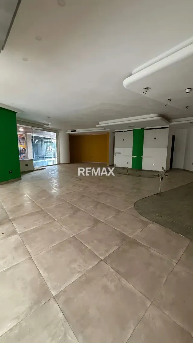 Se ALQUILA LOCAL COMERCIAL C.C. VÍA VENETO URB MAÑONGO - 18