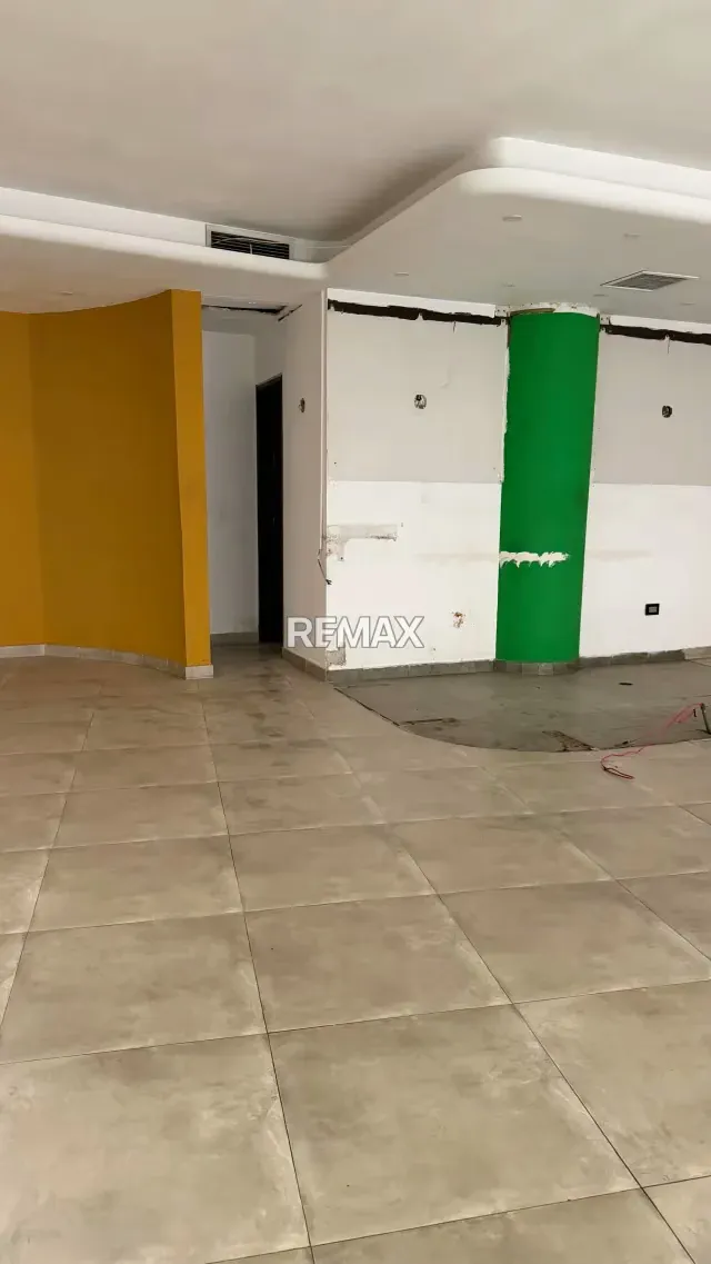Se ALQUILA LOCAL COMERCIAL C.C. VÍA VENETO URB MAÑONGO - 6