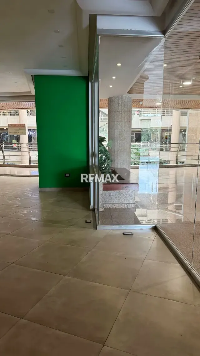 Se ALQUILA LOCAL COMERCIAL C.C. VÍA VENETO URB MAÑONGO - 8