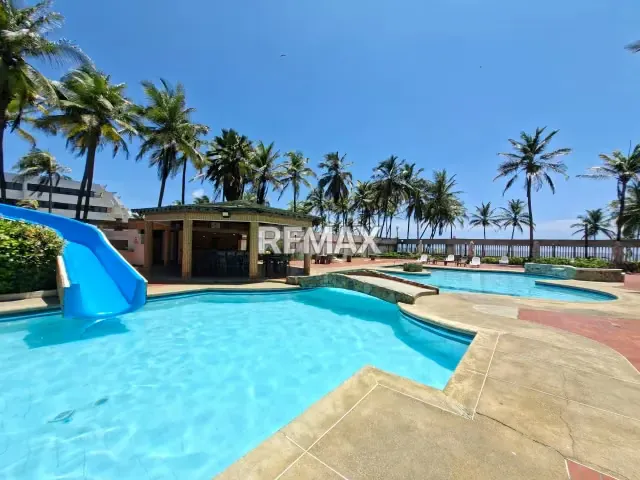 En Venta Apartamento Amoblado en el conjunto Portofino Con Salida Directa A La Playa - 11