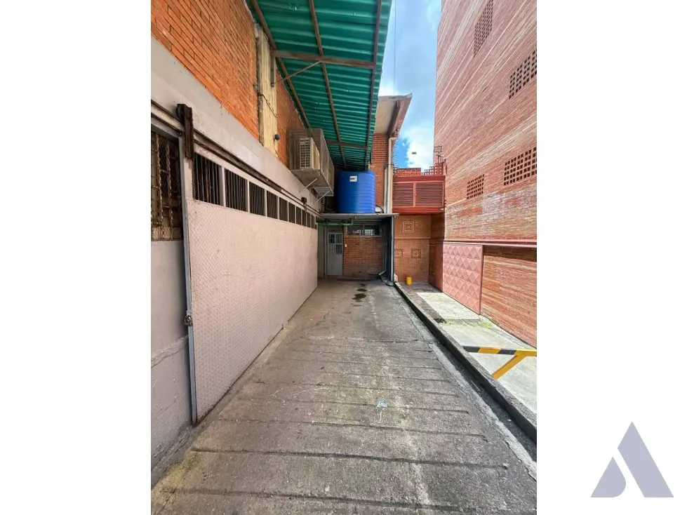 Se alquila galpón industrial 700m2 El Llanito 1464