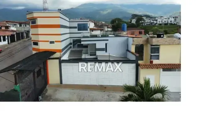 Casa amoblada para uso residencial, adicionalmente cuenta con un edificio