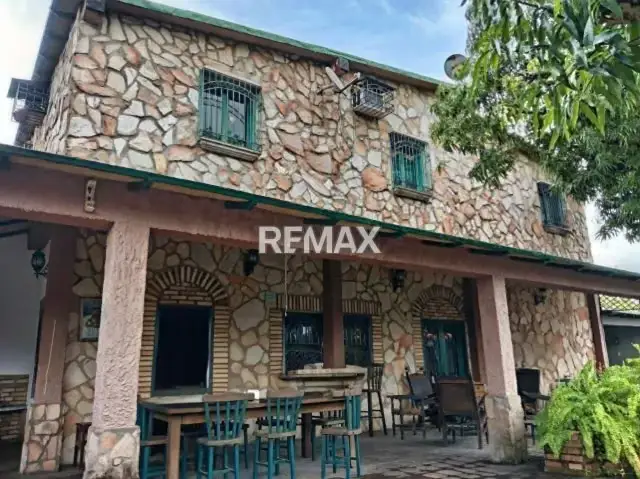 Casa de 2 Niveles en Alquiler, Amoblada y Equipada Ideal para Empresas.
