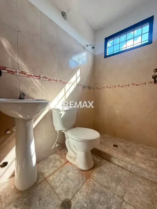 En Alquiler 6 Habitaciones estudiantiles para Damas en la Cueva del Oso, Calle Agua Linda con Calle el Trébol. - 12