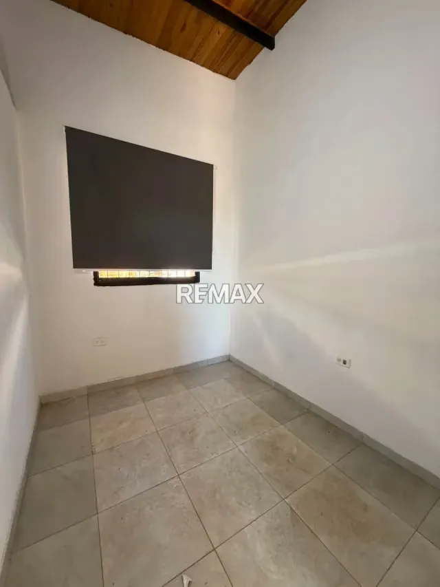 En Alquiler 6 Habitaciones estudiantiles para Damas en la Cueva del Oso, Calle Agua Linda con Calle el Trébol. - 2