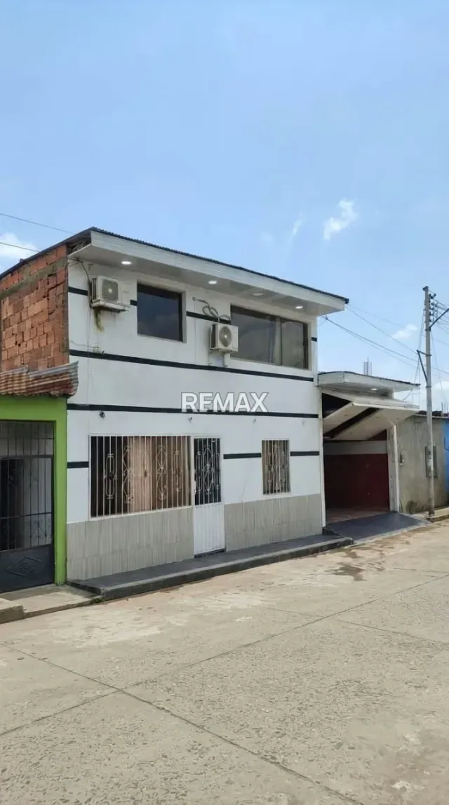 CASA EN VENTA EN LA FRIA Ubicación Barrio Las Delicias Calle 13 en La Fría.