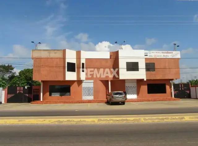 Local con Galpón en Ciudad Ojeda (Av. Cristóbal Colón)