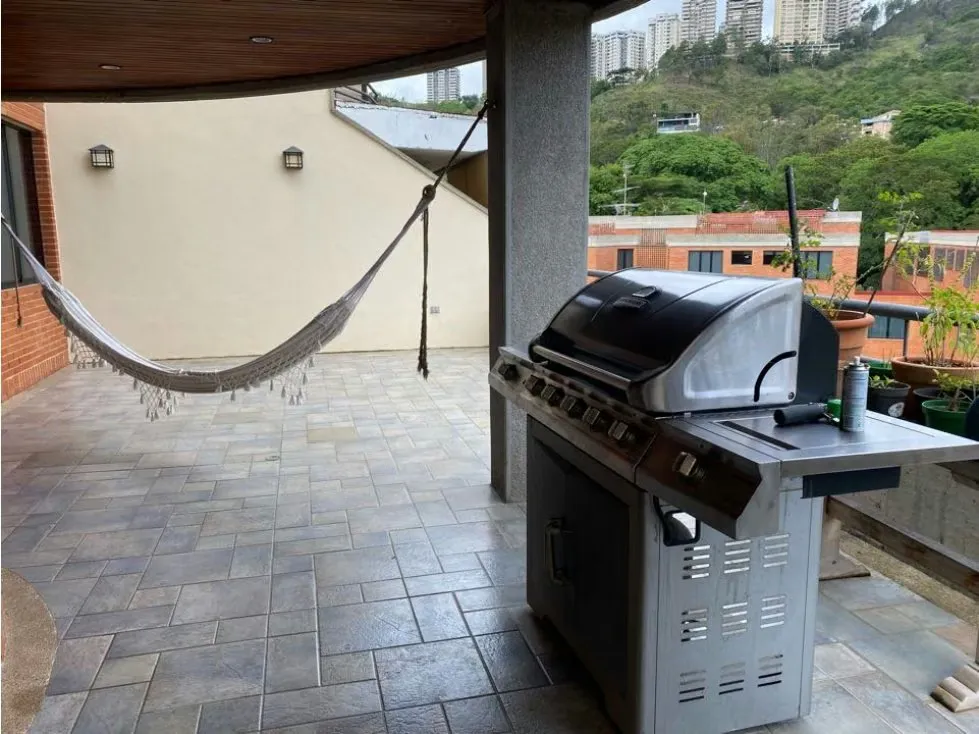 Se vende PB 300m2 3h+2s/5b/3pe Prados del Este