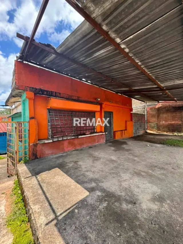 Se vende casa con local comercial, ubicado en la avenida libertador