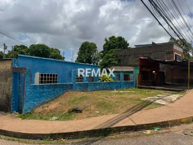Se vende casa con local comercial, ubicado en la avenida libertador - 2