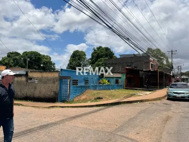 Se vende casa con local comercial, ubicado en la avenida libertador - 6