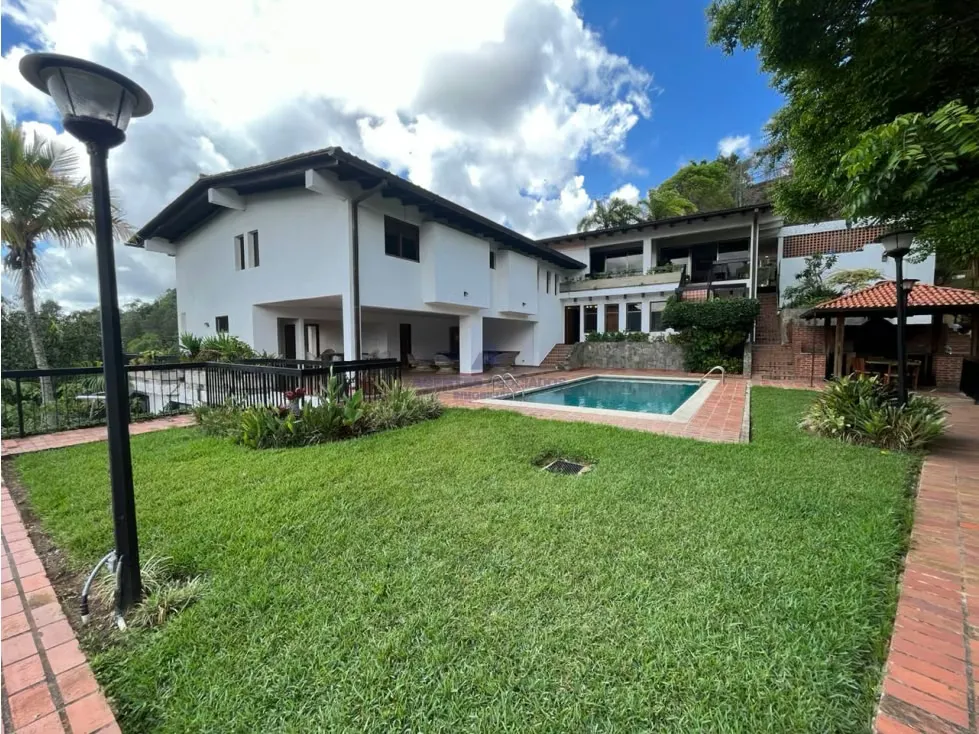 Se vende casa 900m2 Cerro Verde 0085