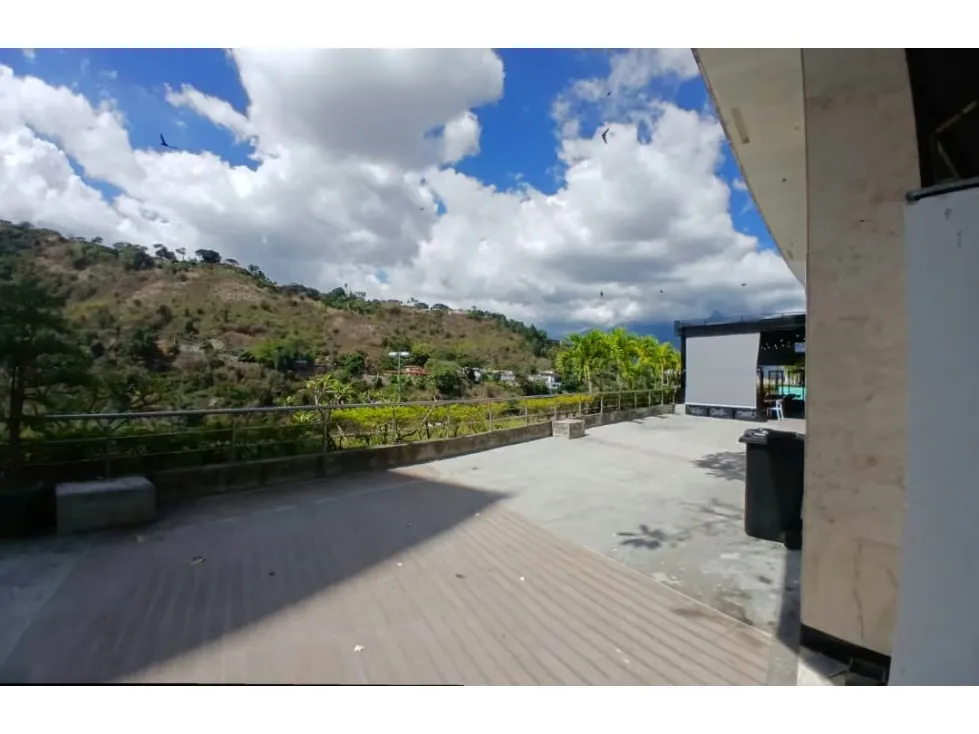 Se Vende Local 137m²-NIVEL PLAZA-C.C.Prq.Cerro Verde-RG