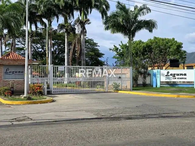 Townhouse En Venta De 3 Niveles En San Diego Res. Laguna Club