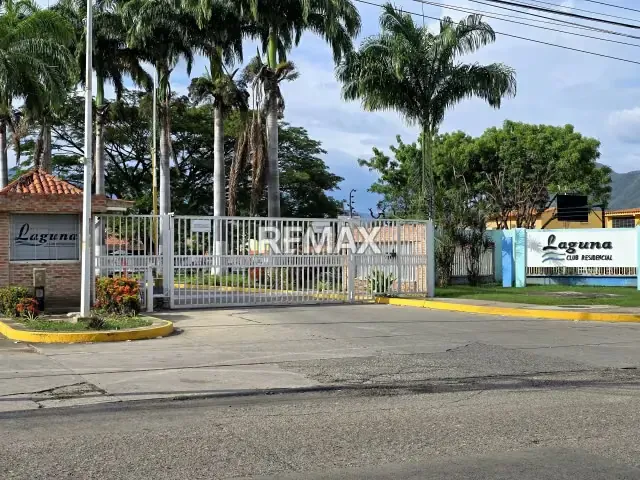 Townhouse En Venta De 3 Niveles En San Diego Res. Laguna Club