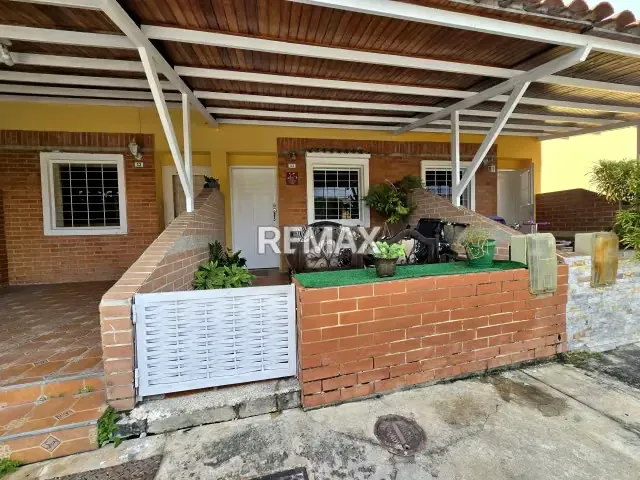 Townhouse En Venta De 3 Niveles En San Diego Res. Laguna Club - 2