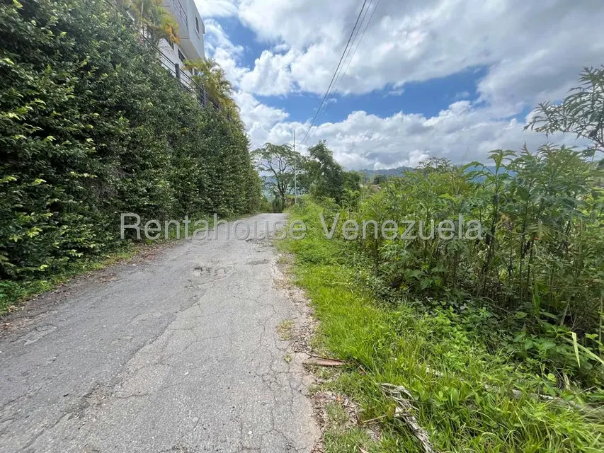 Terreno (Residencial) en Venta en Los Robles, Distrito Metropolitano - 2