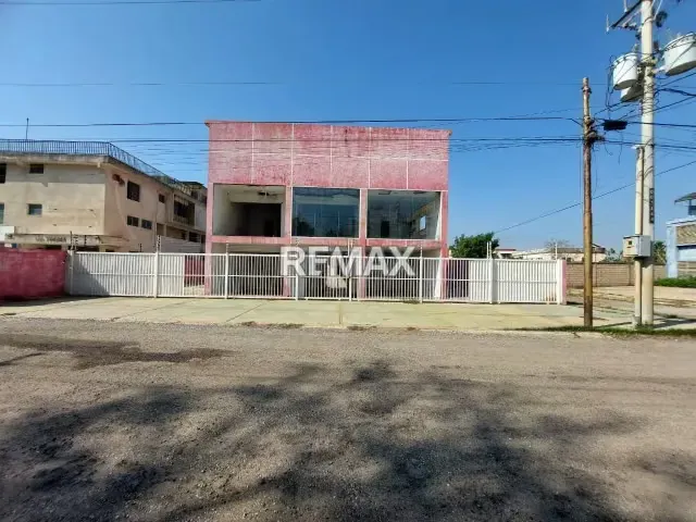 Edificio comercial para restaurar en venta