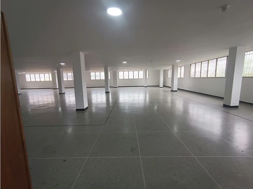 ALQUILO PISO INDUSTRIAL EN LA URBINA DE 700 M2, 3 BAÑOS Y 2 P/E - 4