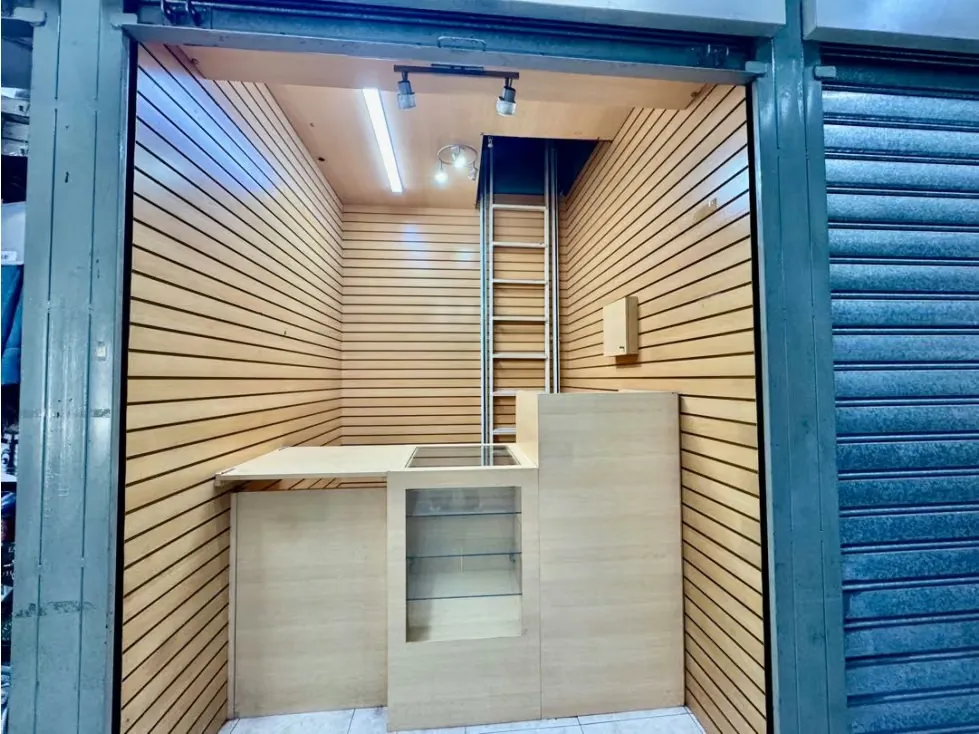 Se vende y/o alquila centro.comercial 2.160m2 Cementerio del Sur - 2