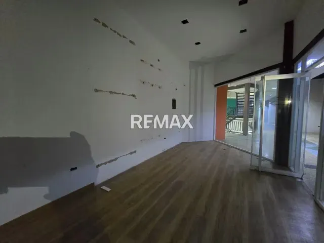 LOCAL COMERCIAL EN ALQUILER EN CABIMAS CENTER (OBRA GRIS) - 6