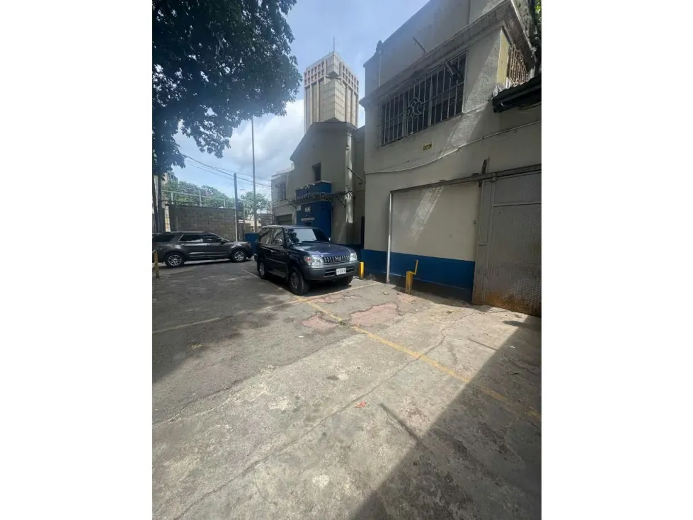 En venta casa comercial para remodelar ubicada en Plaza Venezuela