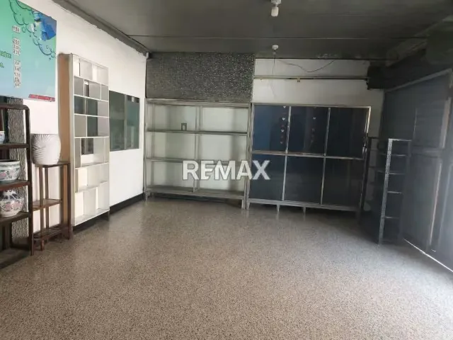 Local Comercial. Ubicado en la Calle democracia muy cerca de la Av 5 de Julio y Mercado Municipal de Puerto la Cruz - 2