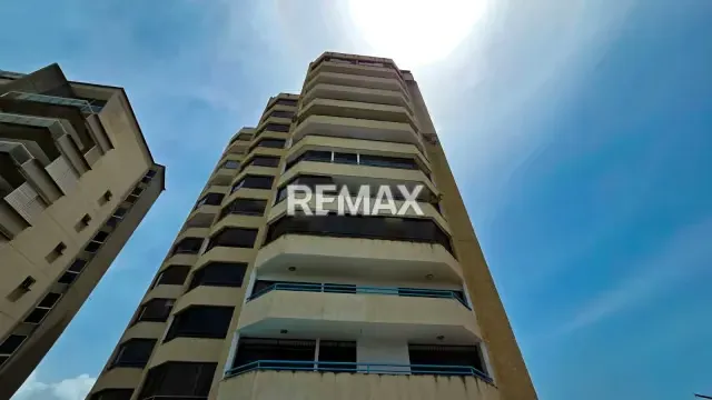 APARTAMENTO CON ESTILO MODERNO, CON ESPECTACULAR VISTA AL MAR - 2