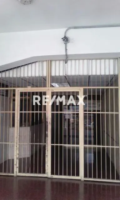 AMPLIO Y MAGNÍFICO LOCAL COMERCIAL EN ALQUILER A UNA CUADRA DE LA AV. LECUNA - 2