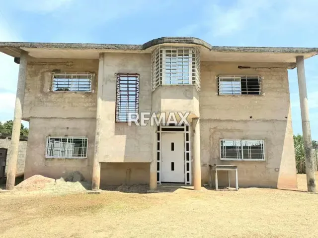 CASA EN VENTA EN CIUDAD OJEDA, EN OBRA GRIS AVANZADA, El Lienzo en Blanco para Revestir a tu gusto.