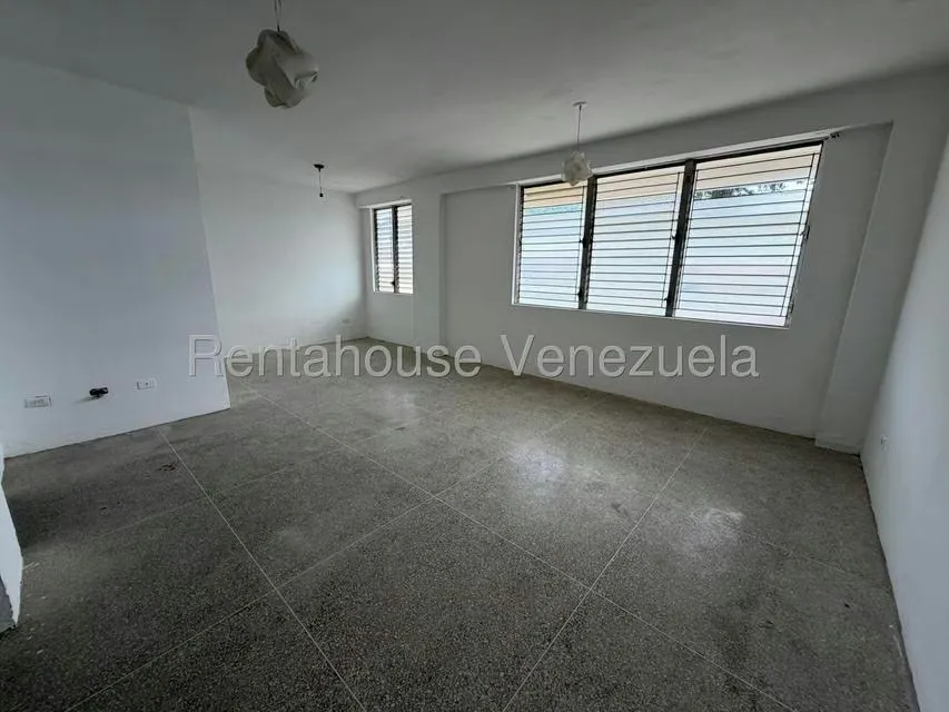Apartamento (Planta Baja) en Venta en Trigal Centro, Carabobo - 2