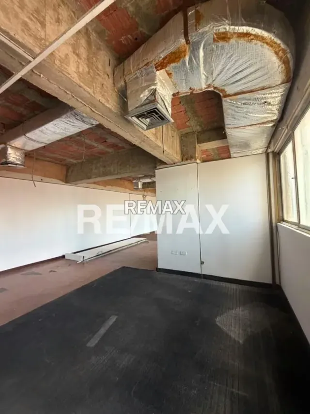En Venta Oficina en el C.C. Montielco Para Actualizar - 6