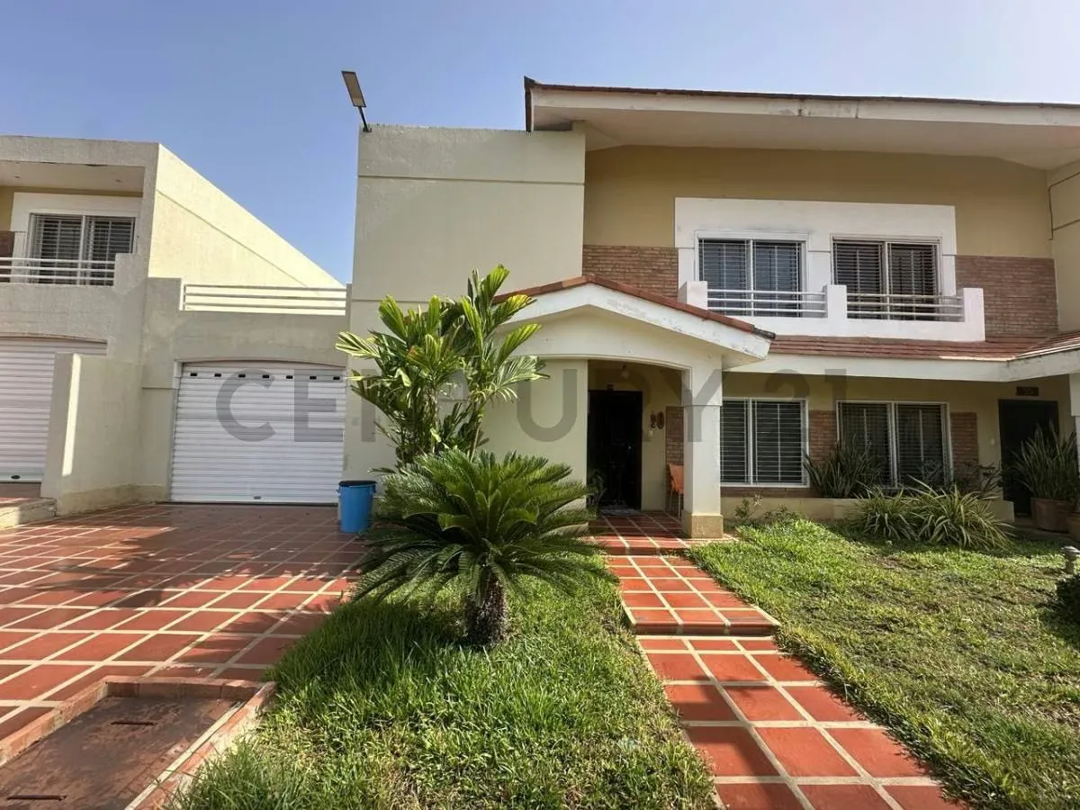 Venta de TH en Residencias Pozo Viejo. Avenida Universidad. Maracaibo