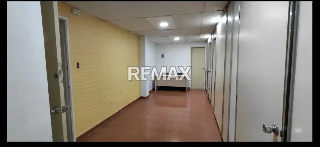 Excelente Oficina en Venta, ubicada en la Avenida Urdaneta - 2
