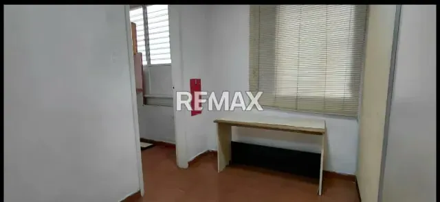Excelente Oficina en Venta, ubicada en la Avenida Urdaneta - 6