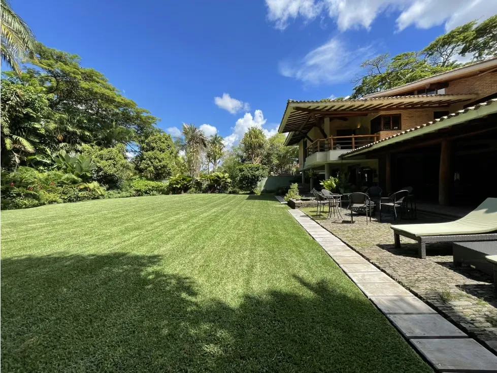Se vende casa 2200m² 4h+s/4b+s/13e Country club - 2