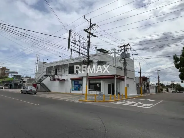 Moderno Local Comercial en Av. 8 Santa Rita