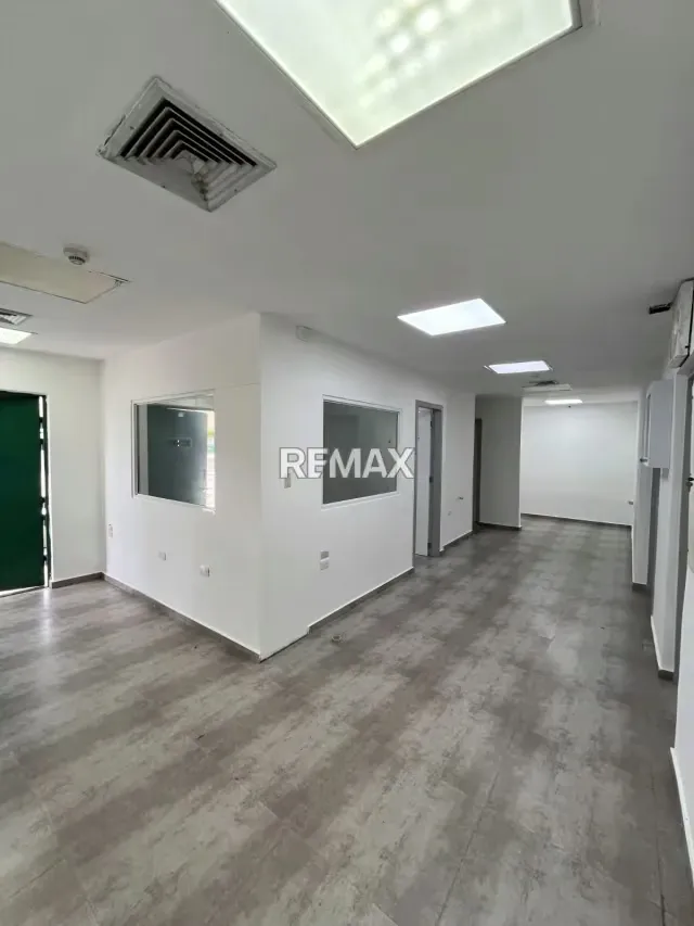Moderno Local Comercial en Av. 8 Santa Rita - 14