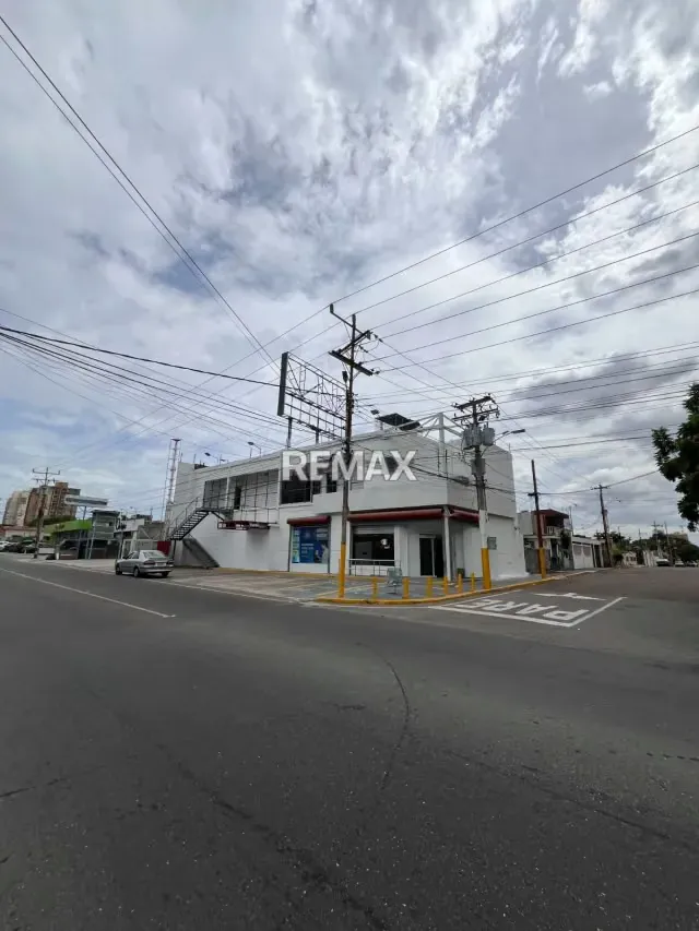 Moderno Local Comercial en Av. 8 Santa Rita - 3