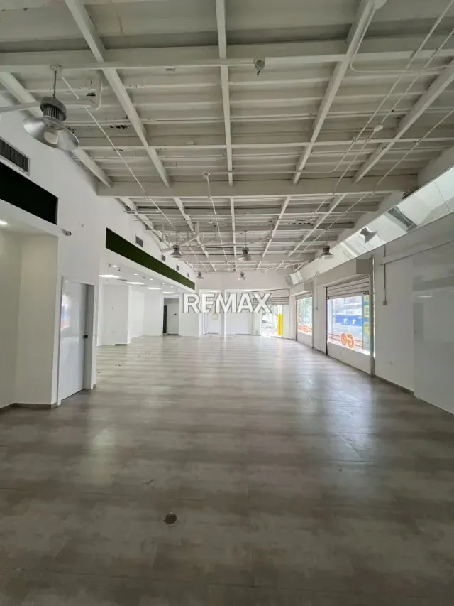 Moderno Local Comercial en Av. 8 Santa Rita - 4